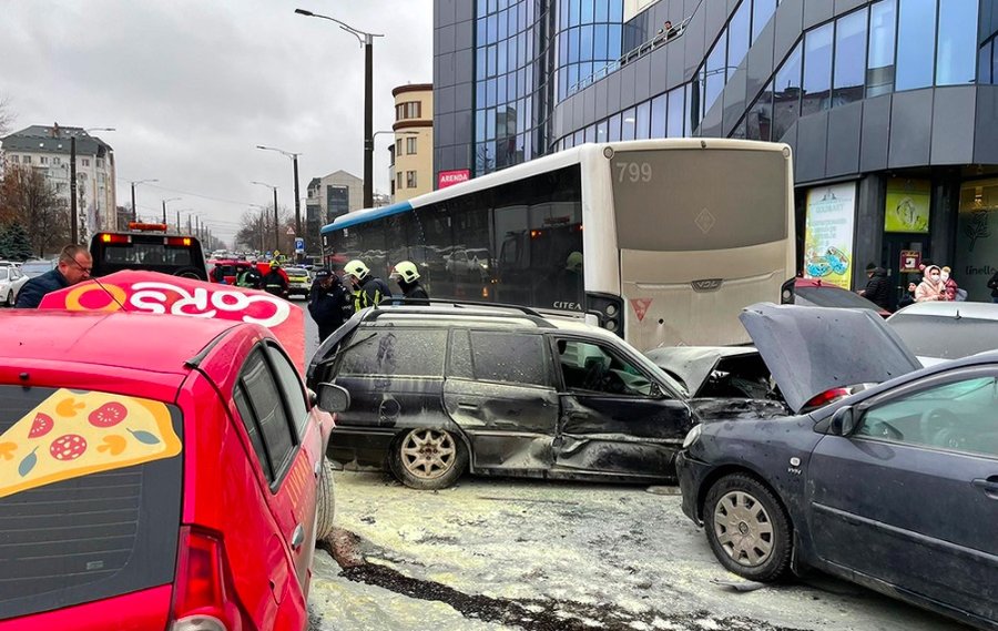 Cine va achita despăgubirile pentru daunele produse de autobuzul fără frână din Chişinău, care a avariat 15 automobile