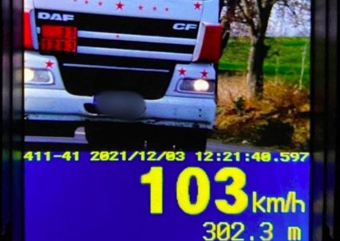 Şofer de camion, surprins de poliţie circulând cu 103 km/h într-o localitate din Moldova