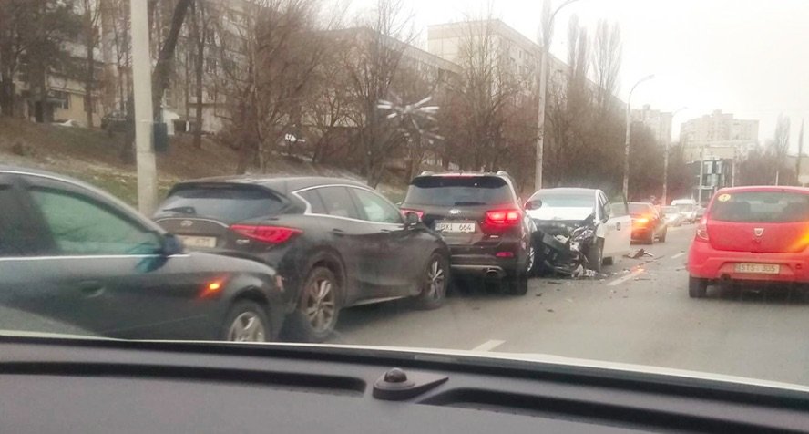 Accident grav în Chişinău, după ce un taximetrist a ieşit pe contrasens şi a lovit în plin o coloană de maşini