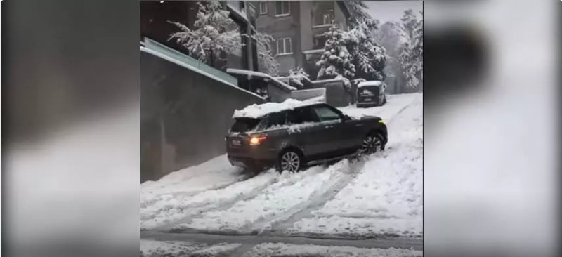 Range Rover Allegedly On Snow Tires Gets Defeated By Snowy Hill